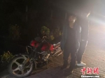 图为警方抓获的犯罪嫌疑人与缴获的毒品。　腾冲市公安局供图 摄 - 新浪吉林