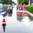 上图：环卫工人走上街头，开展雨中除尘作业。 赵雪 摄 - 新浪吉林