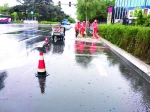 上图：环卫工人走上街头，开展雨中除尘作业。 赵雪 摄 - 新浪吉林