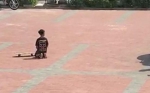 长春一男孩顶烈日跪在小区广场 只因发生了这件事 - 新浪吉林