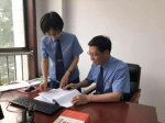 潍城区检察院“零口供”猥亵儿童案承办人在研讨案件。 潍城区检察院供图 - 新浪吉林
