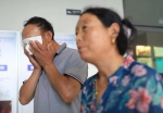 7月23日，说起女儿病情，张有夫妇不时掩面而泣。新京报记者 浦峰 摄 - 新浪吉林