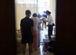 7月23日，家人扶着张天媛上完厕所走回病床。 新京报记者 浦峰 摄 - 新浪吉林