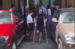 高晓松腿伤拄拐杖外出有感 呼吁多设置无障碍设施 - 新浪吉林