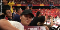 李晨现身赛场观战中国男篮比赛 手持横幅认真助威 - 新浪吉林