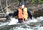在湍急的河水中，民警王澳正在演练。.JPG - News.365Jilin.Com