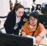 长春市政务服务大厅工作人员（左）“手把手”为办事群众提供服务。 孙建一 摄 - News.365Jilin.Com