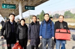 12月2日，湖南省邵东火车站，唐和平老人到车站送别黄海龙烈士（左数第三人为唐和平老人） - 新浪吉林