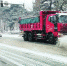 清雪车在清理路面积雪。李成伟 摄 - 新浪吉林