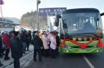 1月9日下午，一辆城际公交车缓缓驶入“平安一区”候车点 - 新浪吉林