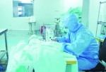 金源北方科技公司工作人员加班加点生产医疗防疫物资。 徐微 摄 - 新浪吉林