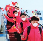 3月24日下午，吉林省支援湖北医疗队第二批返吉队员平安抵达长白山机场。（丁研 摄） - 新浪吉林