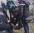民警帮助医护人员将女子抬上担架 - 新浪吉林