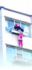 吉林市一女子六楼悬空 消防员合力救下 - 新浪吉林