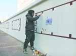 王宏宇在幸福嘉园的围墙上画画 - 新浪吉林