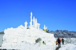 长春冰雪新天地内工人正在创作大型雪雕。 张扬 摄 - 新浪吉林