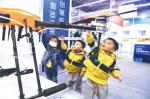 2020长春（国际）无人机产业博览会上小观众近距离接触无人机。 赵滨 摄 - 新浪吉林