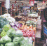 市民在欧亚新生活超市选购蔬菜。 石天蛟 摄 - 新浪吉林