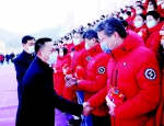 通化市领导与援通医疗队员握手话别。记者袁昊摄 - 新浪吉林