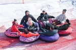 2021年2月15日，在吉林省吉林市万科松花湖滑雪场，游客玩雪圈。新华社记者 颜麟蕴 摄 - 新浪吉林