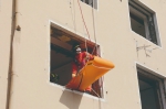 演练中，消防人员将“伤者”转运至楼下。 - 新浪吉林