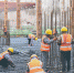 在轨道交通6号线施工现场，工人进行钢筋绑扎作业。张扬 摄 - 新浪吉林