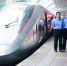 6月25日，“复兴号”智能动车组G915次列车停靠在北京站。 - 新浪吉林