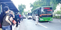156路公交车进站时停在马路中间，乘客不得不在路中间上下车 - 新浪吉林