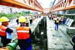 施工现场紧张有序，工作人员移除已经切割的桥梁。赵滨 摄 - 新浪吉林