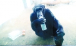 黑猩猩熟练地打开瓶子，喝水降温。 - 新浪吉林