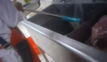 6月22日，一名员工在洗肉池里冲洗拖把。新京报调查暗访组 - 新浪吉林