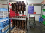 一些有味儿变质的肉铰馅后被灌装香肠。新京报调查暗访组 - 新浪吉林