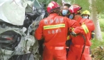 消防指战员实施破拆救援 - 新浪吉林