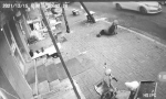 女子倒在地上视频截图 - 新浪吉林