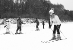 市民体验滑雪乐趣。摄影 孙建一 - 新浪吉林