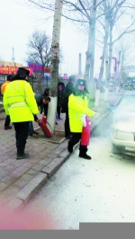 “桑塔纳”当街自燃 交警借灭火器扑灭 - 交通警察支队