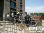 9日12时30分许，长春市南关区东莱北街突然响起连续消防警笛声……原来，东湾半岛二期20栋楼下一处杂物堆起火。消防官兵在扑救过程中，还从火中抢出了7个液化气罐。  当天12时50分，记者来到现场时看到，消防官兵已将火扑灭。而在楼下路边，共放着7个液化气罐，其中有两个放在装满水的水桶之中。  “那7个液化气罐都是消防官兵从火里抢出来的，在水桶里的那两个是有气的！”现场，一位目击者介绍，消防官兵赶到现场后，先是用高压水枪进行扑救，紧接着就发现了火堆里的7个液化气罐。在经过降温处理后，消防官兵们立即将液化气罐从火堆中抢了出来。  “这东西达到一定温度后，肯定会爆炸的，到时后果不堪设想！”小区物业的一名工作人员介绍，楼下的杂物是一家饭店停业之后堆在那里的，由附近一户业主负责看管。  据了解，因为抢救及时，此次火灾未造成人员伤亡，起火原因当地警方正在进一步调查之中。  东亚经贸新闻记者 周东魁 文/摄 - News.365Jilin.Com