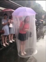 女子携带特制雨伞挡雨遭网友吐槽“大型避孕套“(图) - News.365Jilin.Com