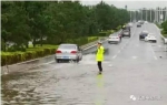 二道交警大队民警早早到岗，“泡”在水里指挥交通，为的就是保障群众出行安全。 - 新浪吉林